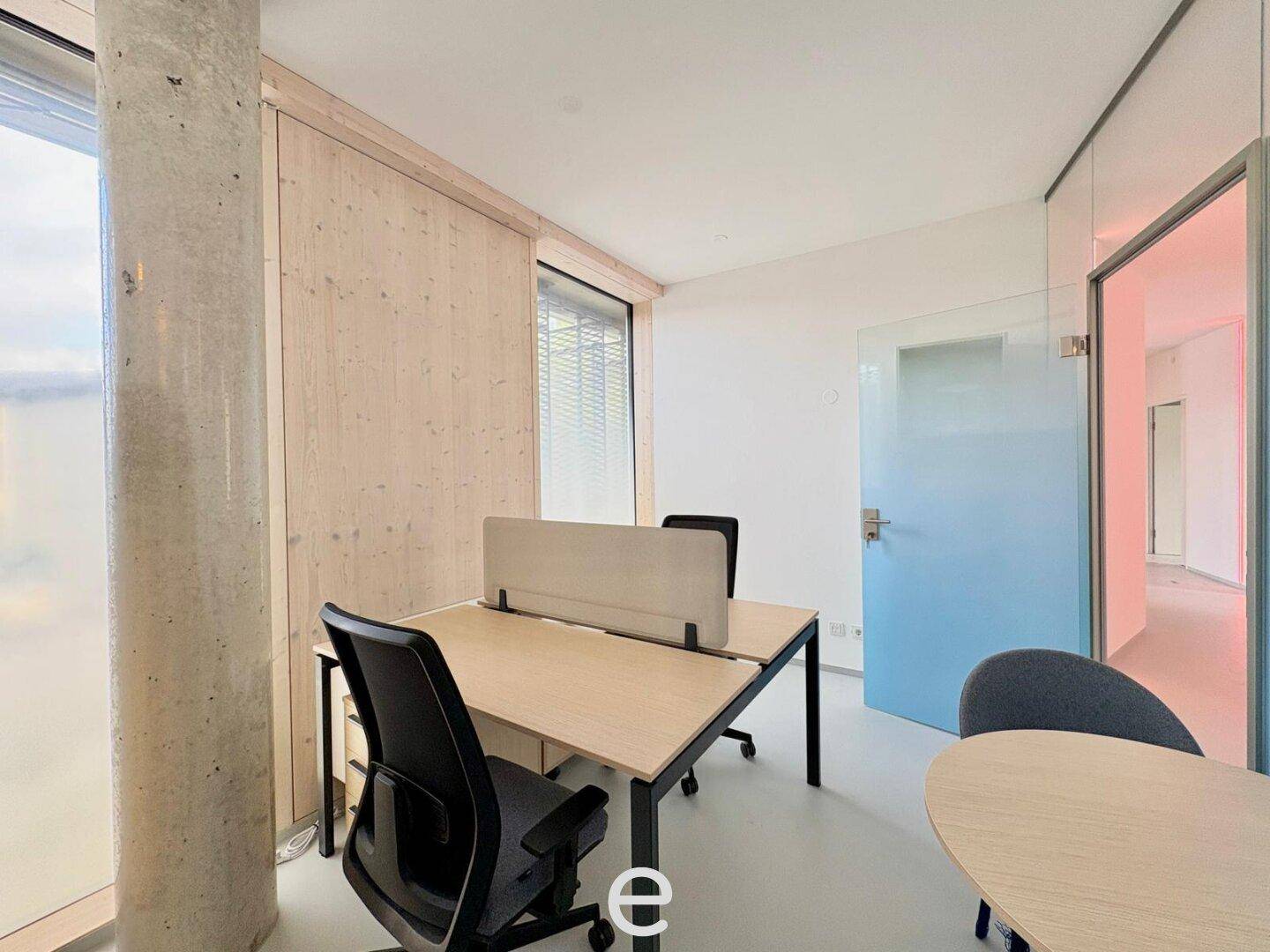 Offener Bürobereich mit mehreren Arbeitsplätzen, Holzwänden und Glasabtrennungen für eine moderne Umgebung.