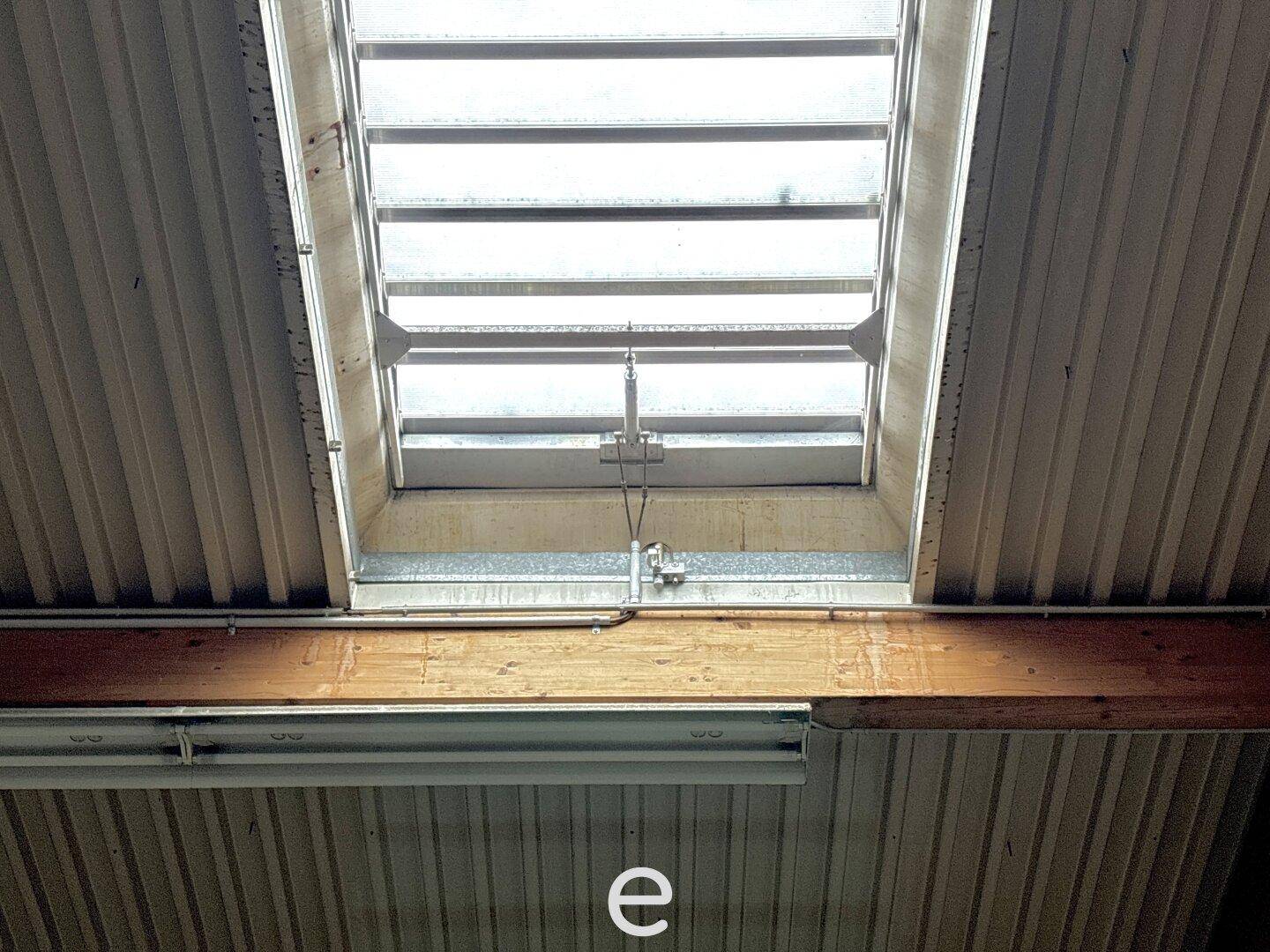 Detailaufnahme eines Oberlichts in einer Lagerhalle, sorgt für zusätzlichen natürlichen Lichteinfall.
