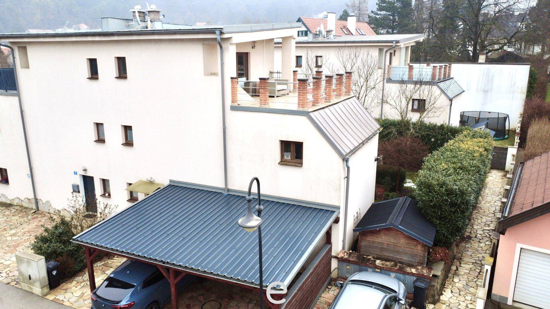 Außenansicht des Hauses mit Carport und gepflegtem Vorgarten.