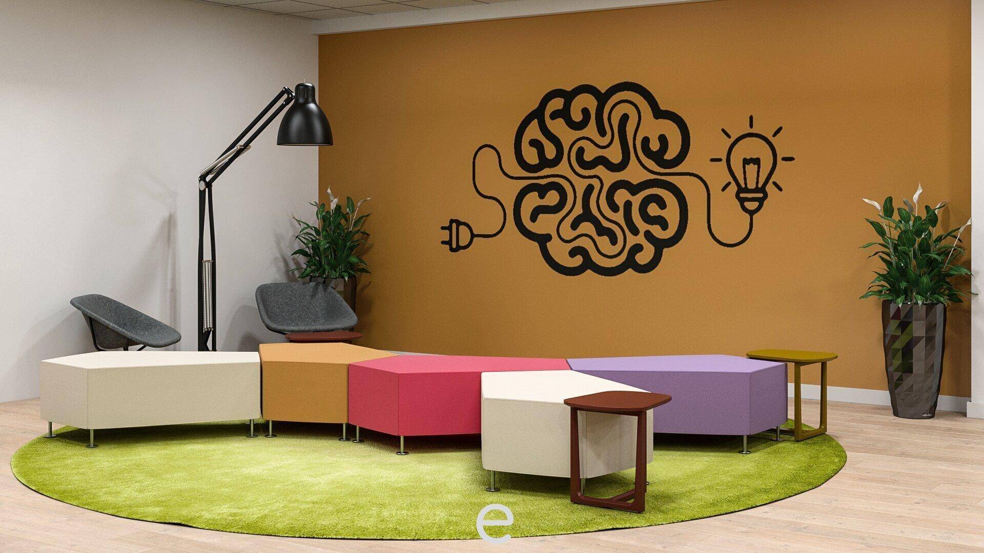 Kreativer Lounge-Bereich mit farbigen Sitzwürfeln, einer großen Lampe und Wandkunst.