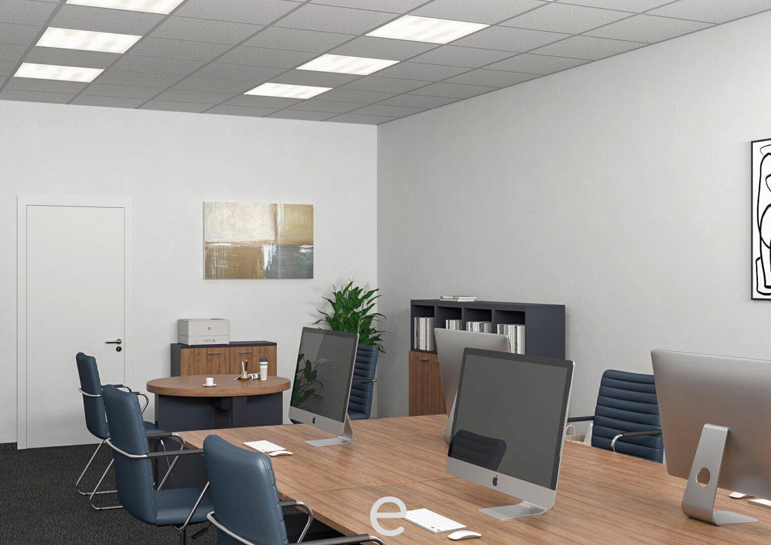 Büro mit großem Konferenztisch, blauen Stühlen und abstrakter Kunst an der Wand.