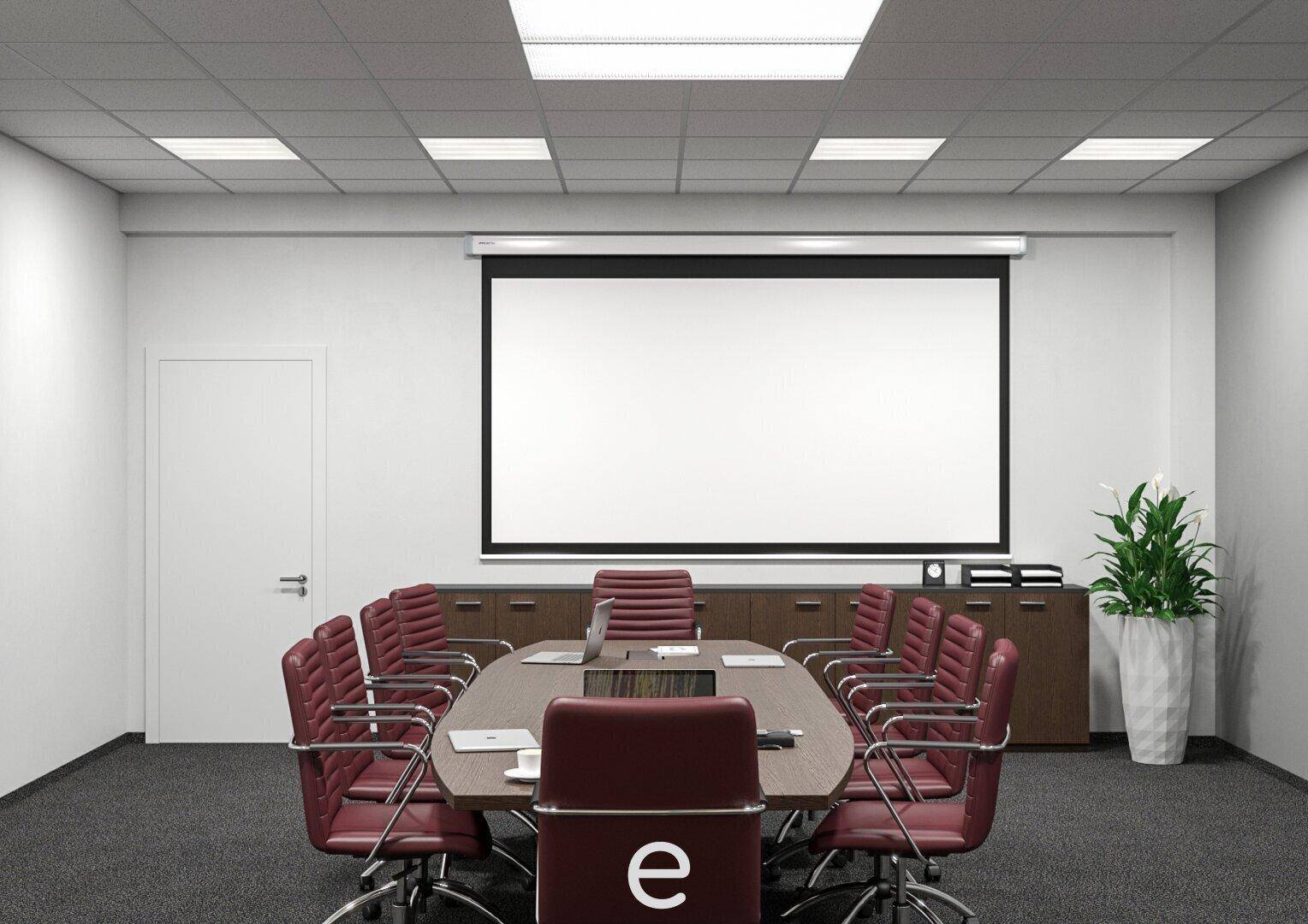 Konferenzraum mit ovalem Tisch, roten Stühlen, Beamer und einer großen Projektionsfläche.