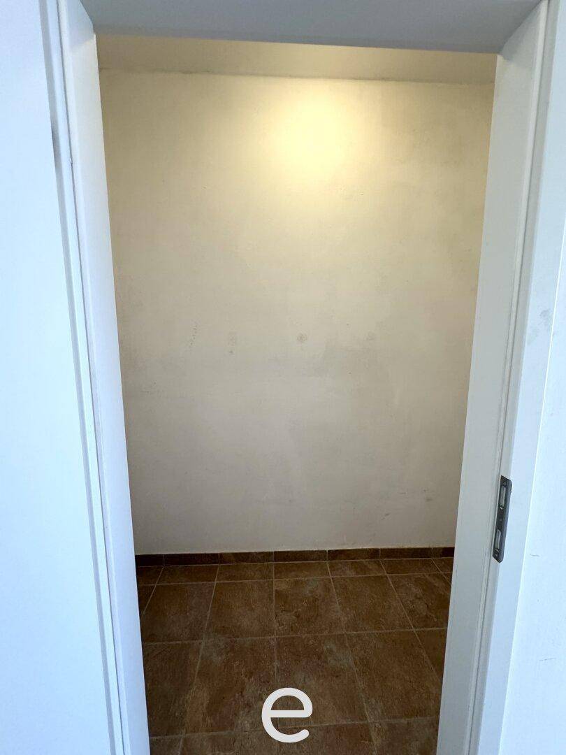 Praktischer Abstellraum mit Fliesenboden, ideal für zusätzlichen Stauraum.