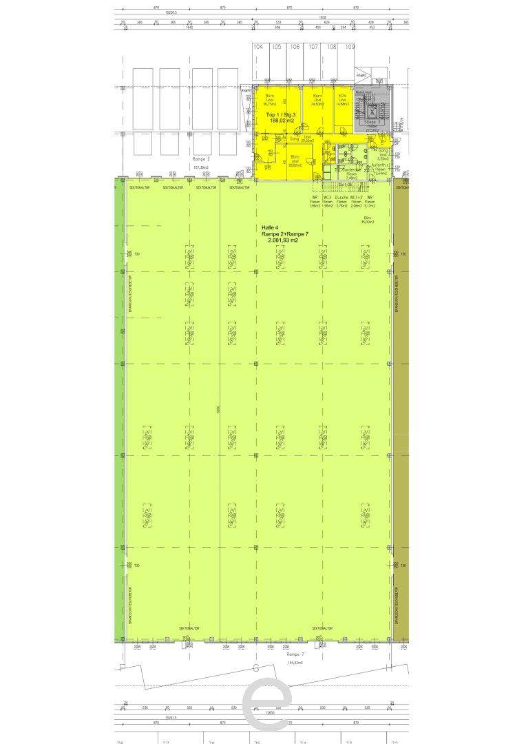 Detaillierter Grundriss einer Industriehalle mit Lagerflächen und Bürobereichen, zeigt die Raumaufteilung.