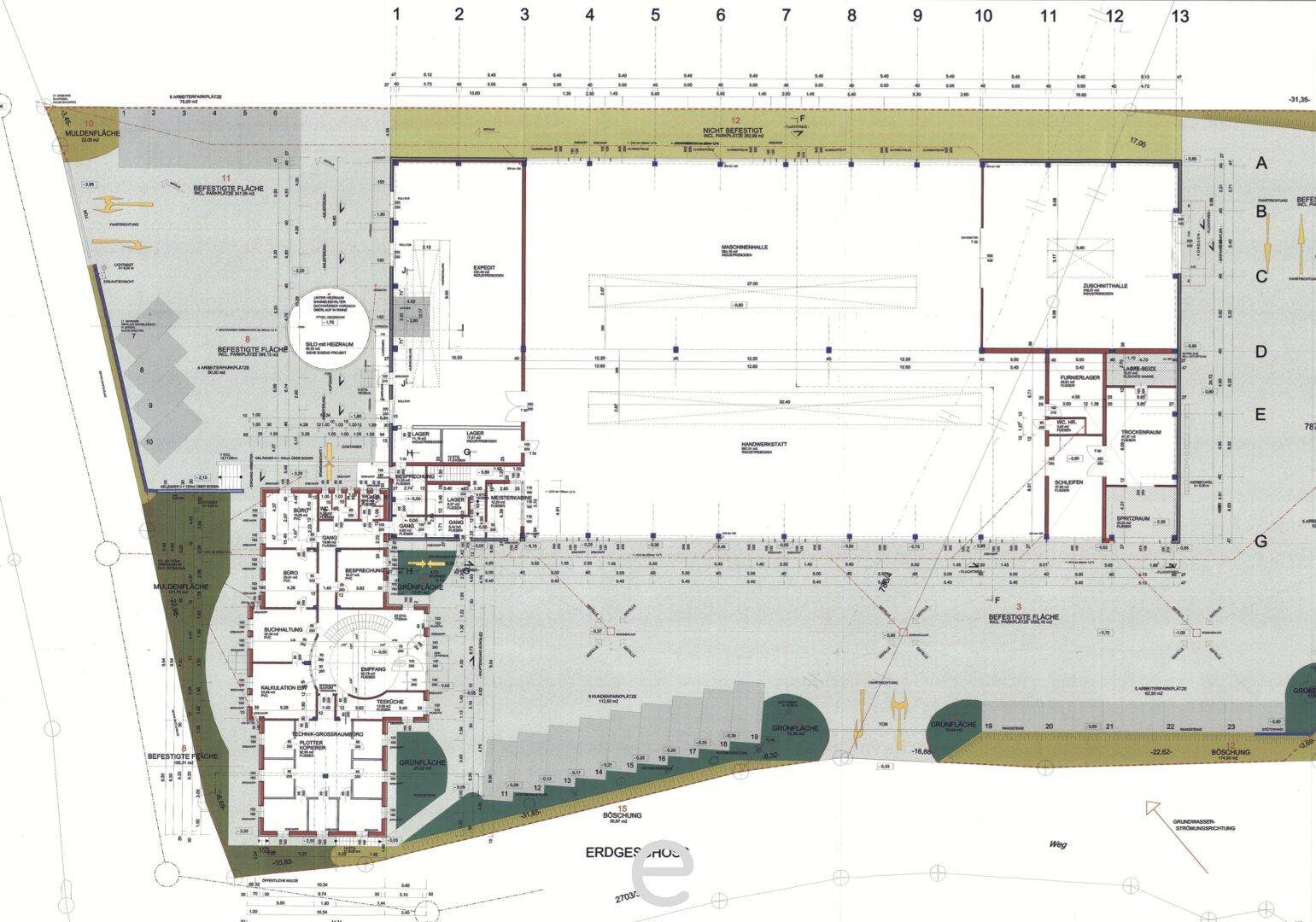 Detaillierter Grundrissplan eines Gebäudekomplexes mit verschiedenen Funktionsbereichen und Abmessungen.