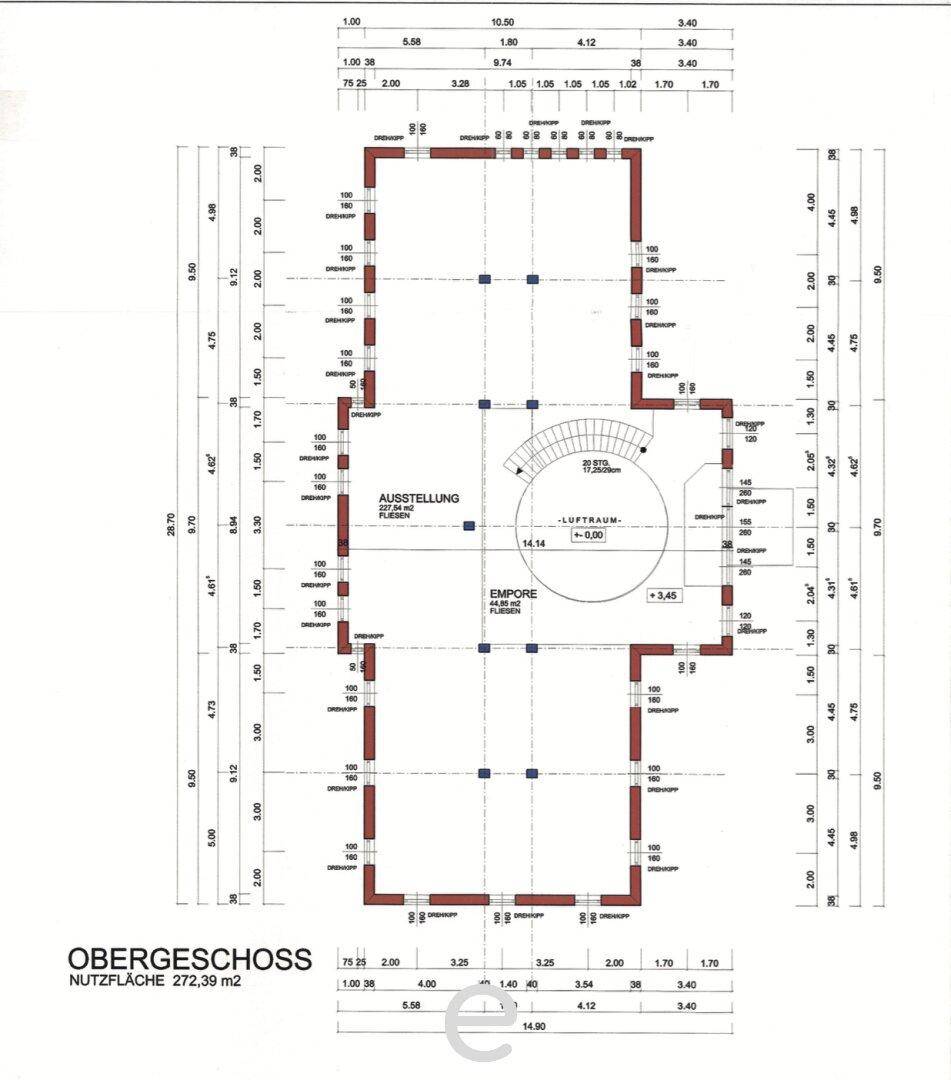 Grundriss des Obergeschosses mit einem großen Ausstellungsbereich, einem Luftraum und einer Empore.