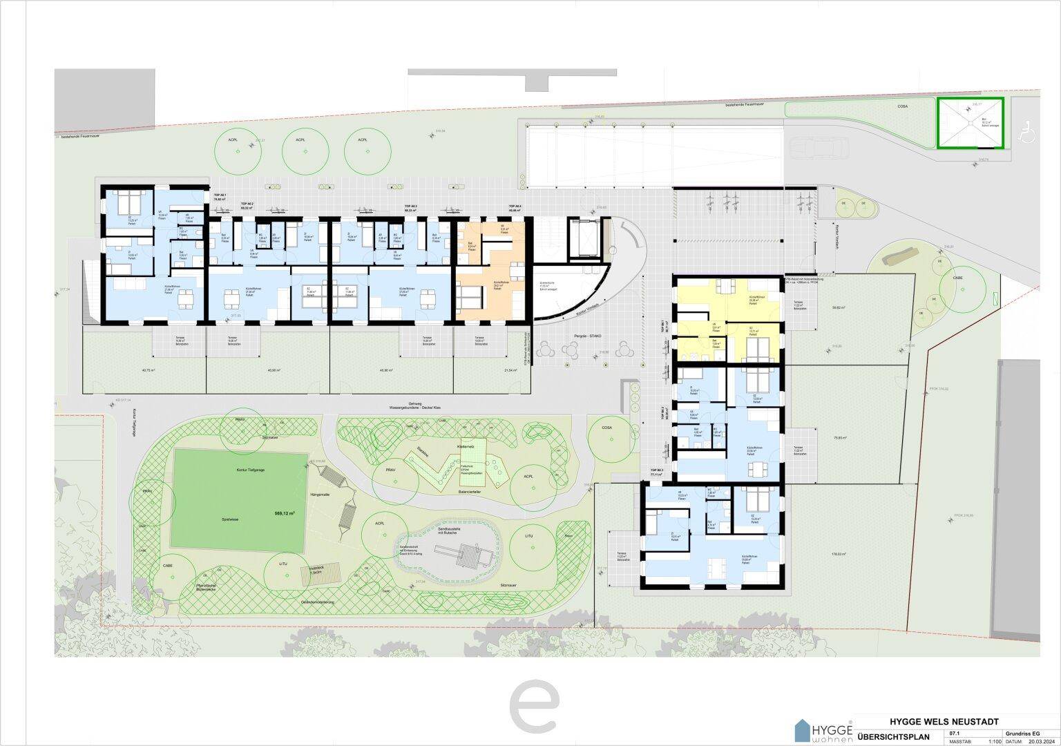 Übersichtsplan der Wohnanlage mit mehreren Gebäuden, großem Gartenbereich und Parkplätzen.