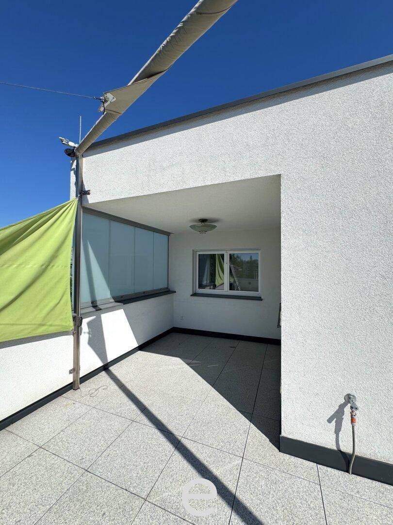 Ecke der Terrasse mit geschütztem Bereich, Fenster und praktischem Wasseranschluss.