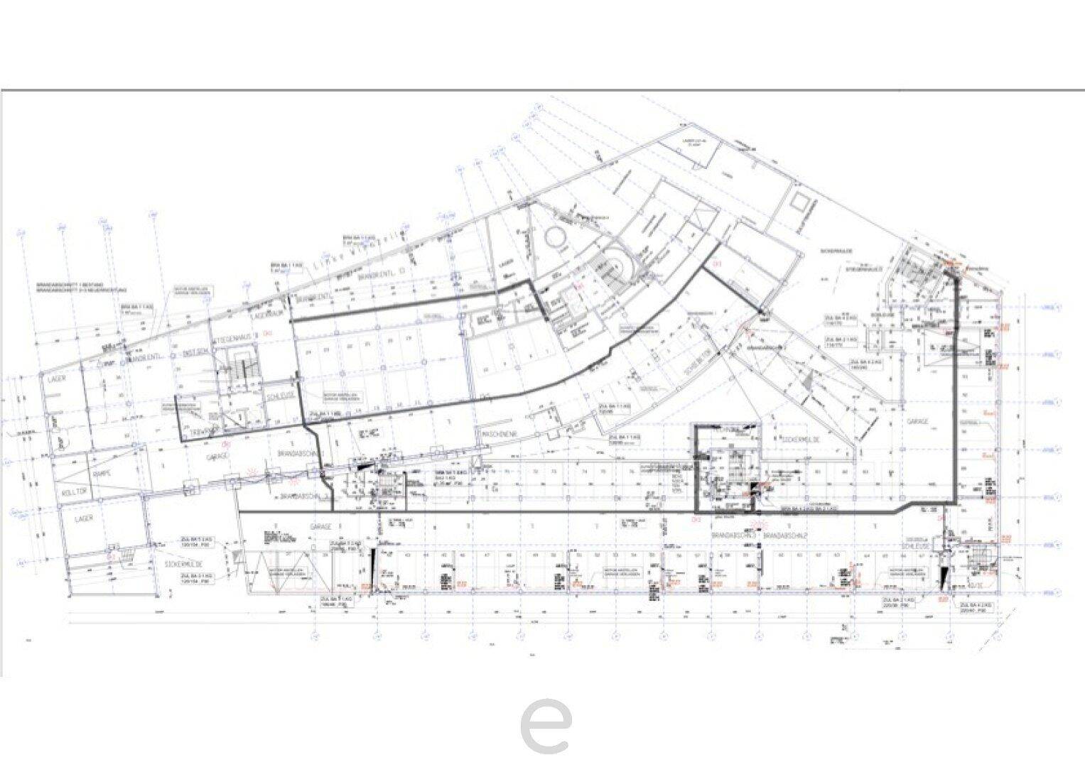 Umfassender Grundrissplan mit detaillierter Darstellung verschiedener Räume und technischer Installationen.