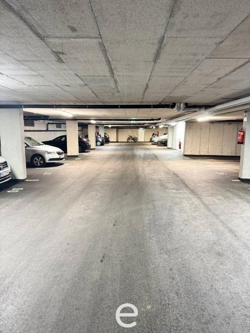 Geräumige Tiefgarage mit vielen Stellplätzen, bietet sichere Parkmöglichkeiten für Bewohner.