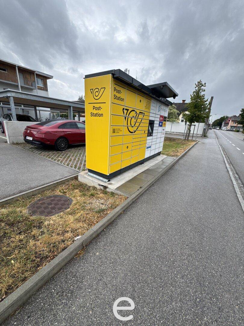 Post-Station an der Straße, bietet bequemen Zugang zu Paketdiensten für die Bewohner.