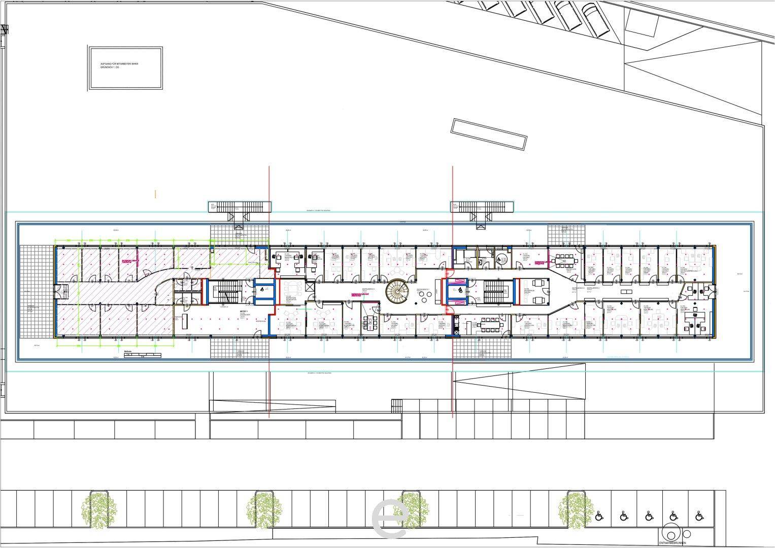 Grundriss einer weiteren Etage des Bürogebäudes mit variierter Raumaufteilung und vielen Büros.