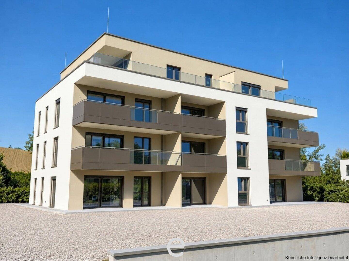 Modernes Mehrfamilienhaus mit mehreren Balkonen und Flachdacharchitektur.