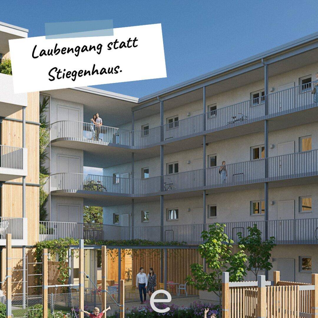 Modernes Wohngebäude mit Laubengängen und Balkonen, die den Zugang zu den Wohnungen ermöglichen.