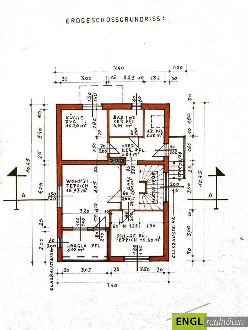 Grundriss des Erdgeschosses mit offener Küche, Wohnzimmer, Schlafzimmer und einer Loggia.