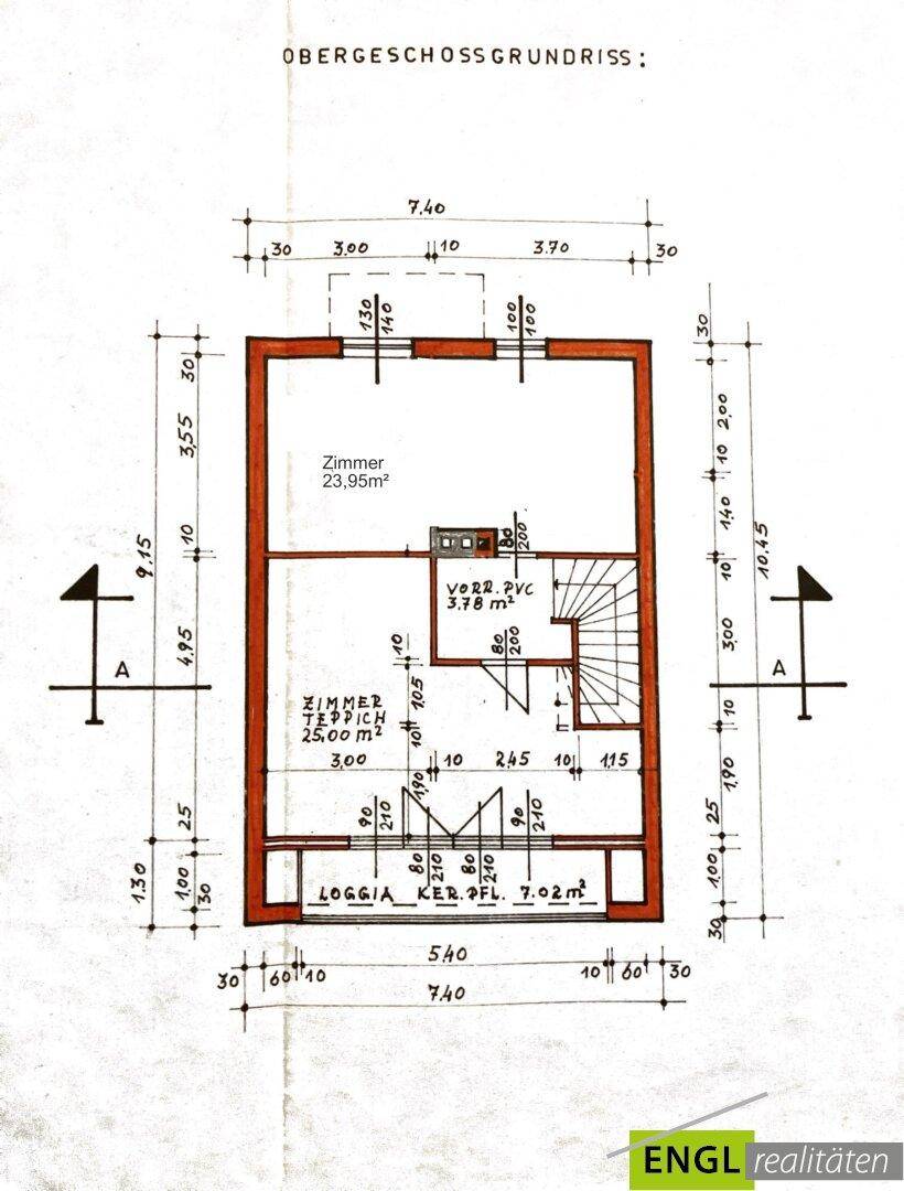 Grundriss des Obergeschosses mit zwei Zimmern und einer Loggia, gekennzeichnet durch Dachschrägen.