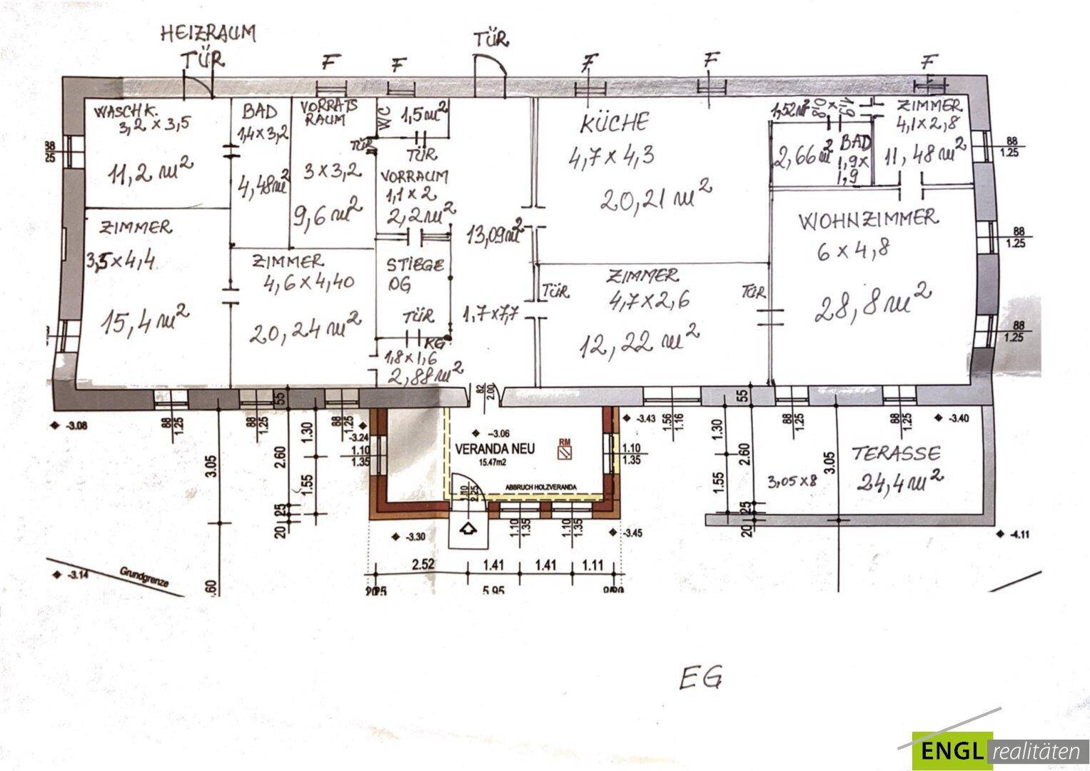 Handgezeichneter Grundriss des Erdgeschosses mit Zimmern, Küche, Bad und Terrasse.