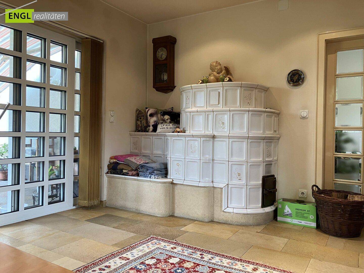 Wohnzimmer mit Kachelofen