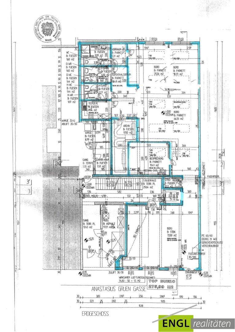 Detaillierter Grundriss eines Gebäudes mit mehreren Wohneinheiten, Terrassen und Balkonen auf verschiedenen Ebenen.