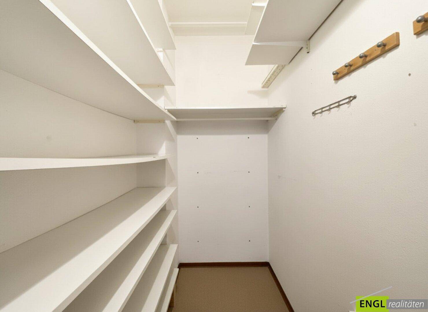 Praktischer Abstellraum mit vielen eingebauten Regalen für zusätzlichen Stauraum und Organisation.