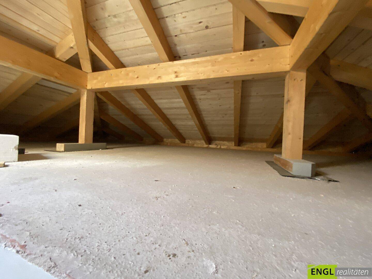 Unausgebauter Dachboden mit sichtbarer Holzkonstruktion und viel Potenzial für zusätzlichen Wohnraum.
