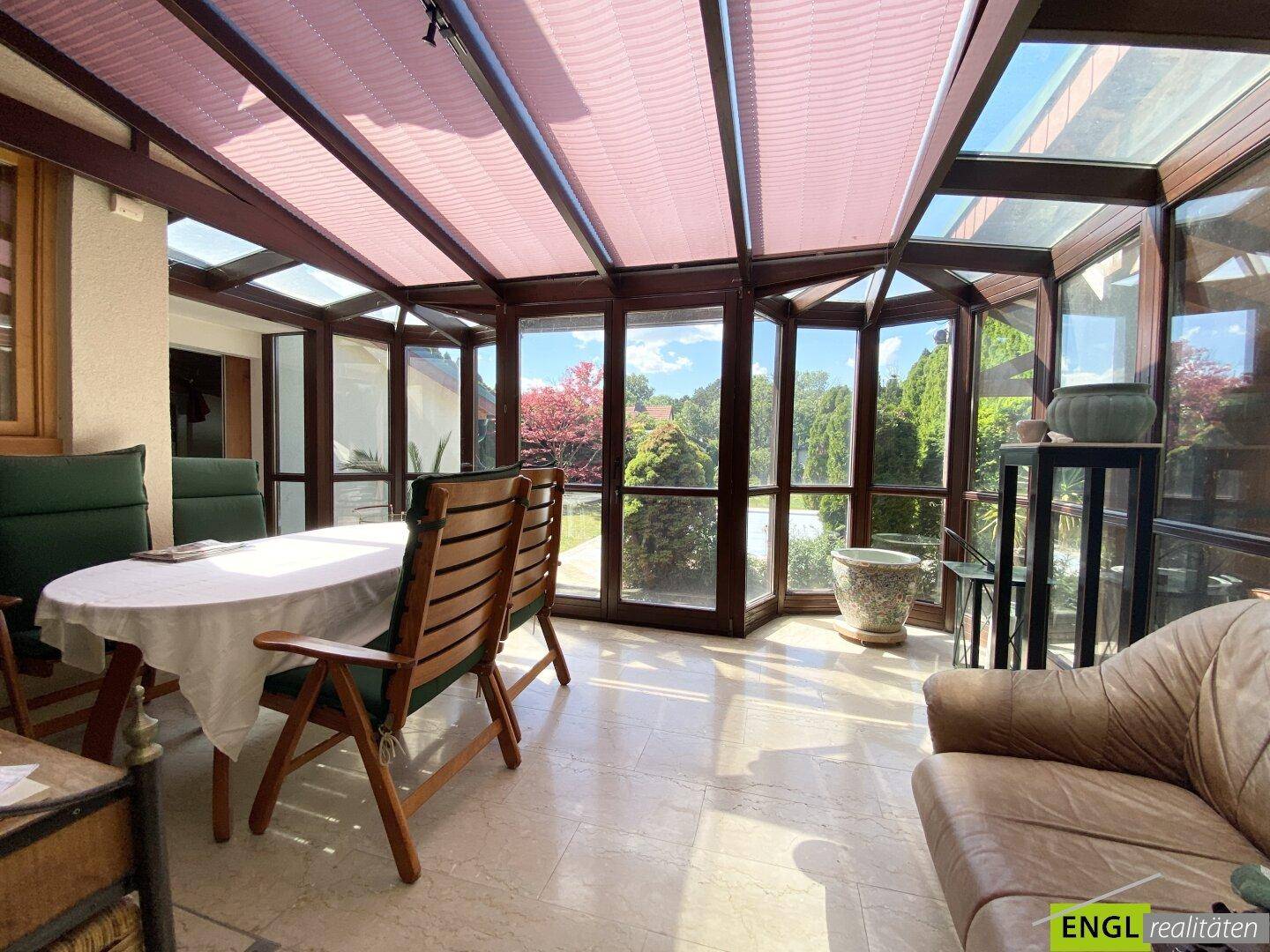 Sehr charmantes Einfamilienhaus mit traumhaftem Pool, Wintergarten, großem Carport und Garten mit einigen Extras – pohled 5