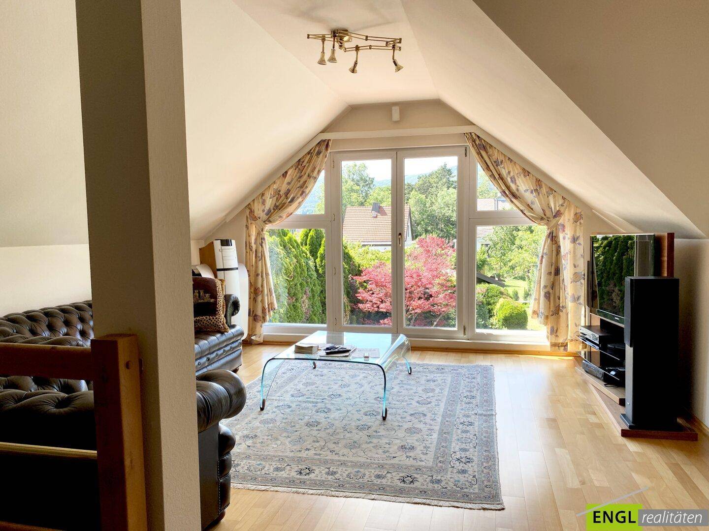 Sehr charmantes Einfamilienhaus mit traumhaftem Pool, Wintergarten, großem Carport und Garten mit einigen Extras – pohled 6