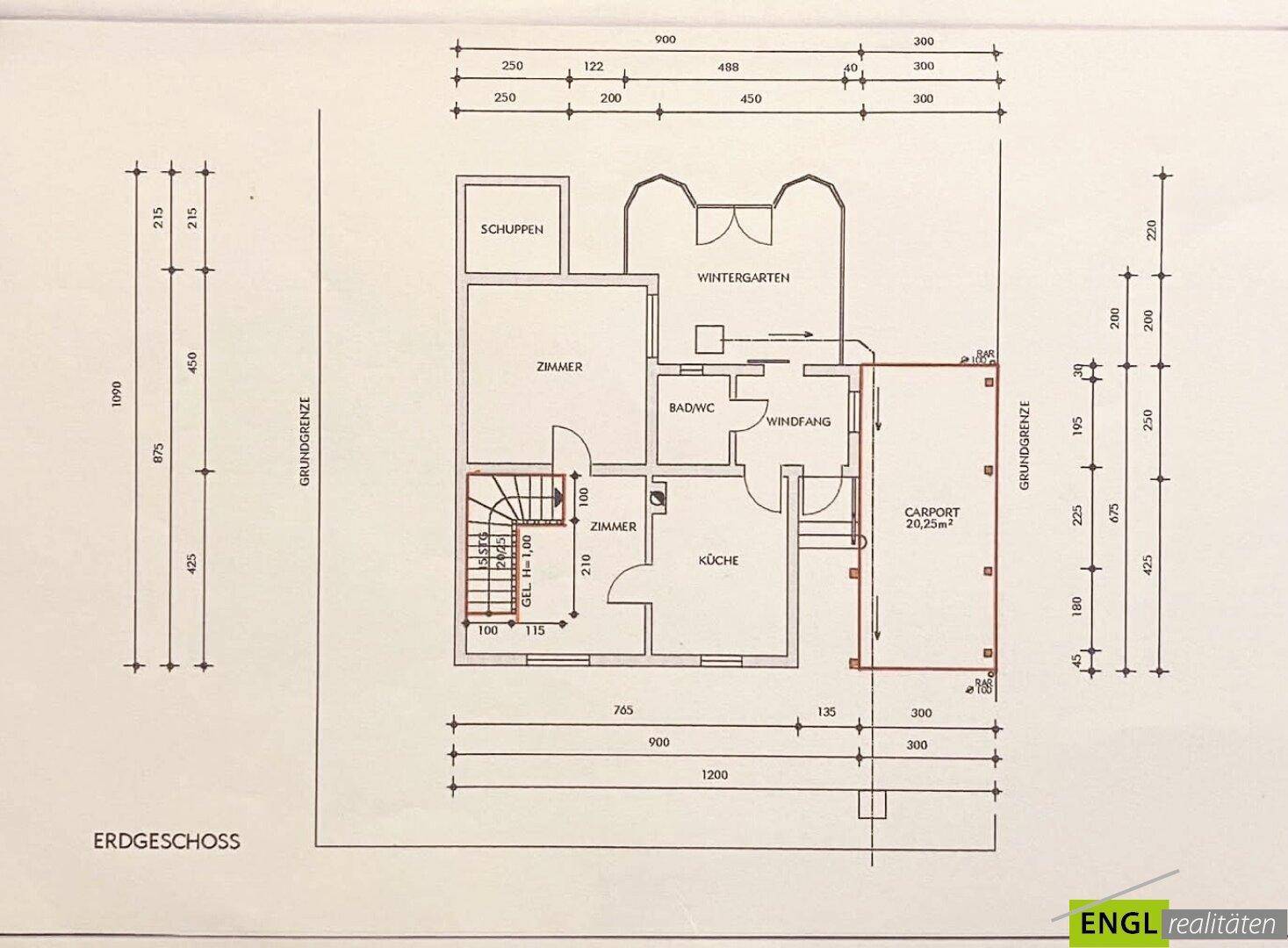 Grundriss des Erdgeschosses mit Küche, Zimmern, Bad, Wintergarten und Carport.