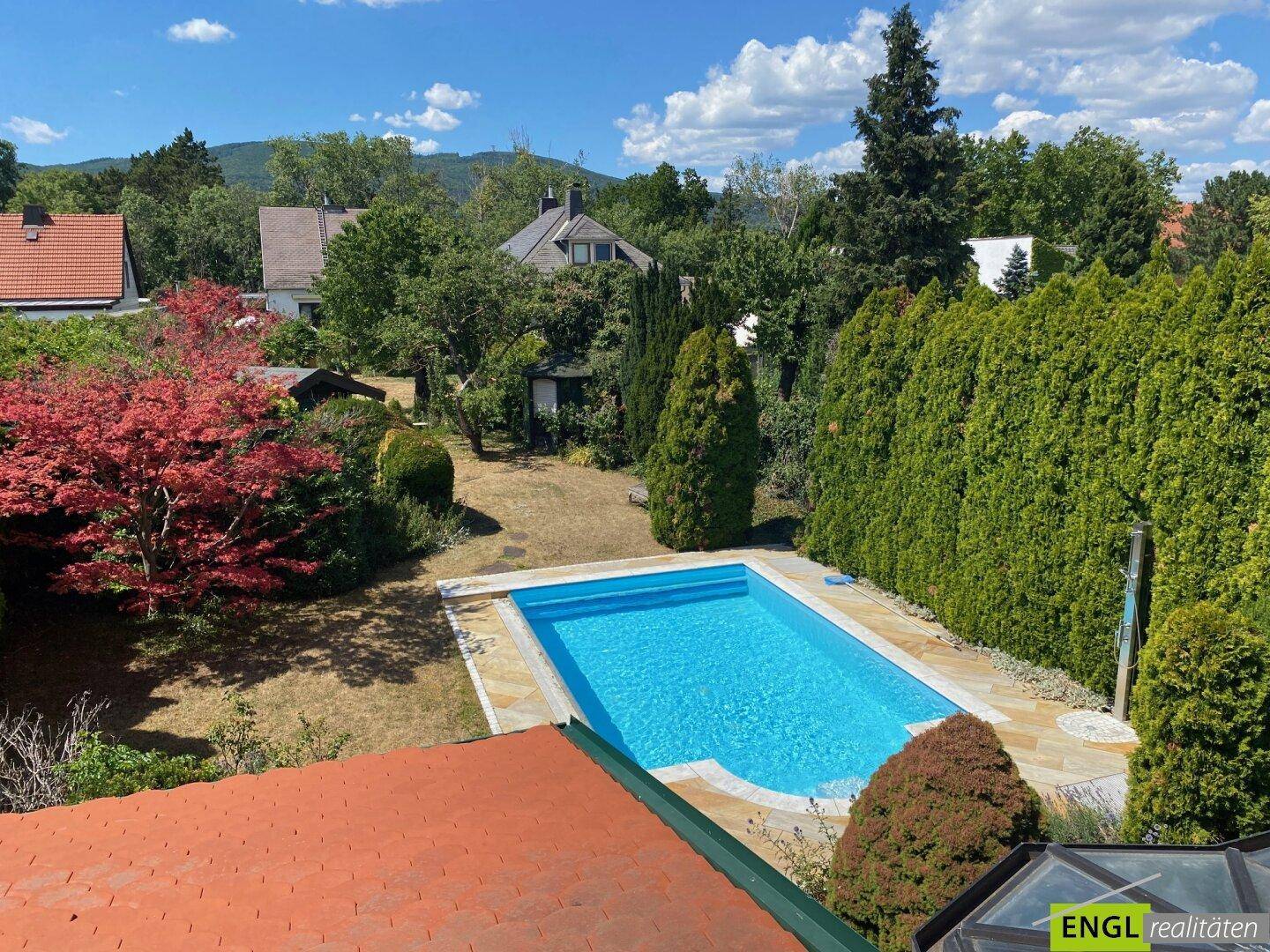 Sehr charmantes Einfamilienhaus mit traumhaftem Pool, Wintergarten, großem Carport und Garten mit einigen Extras – pohled 3