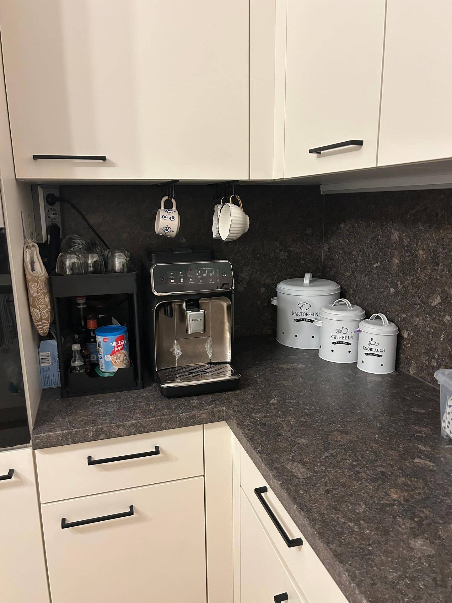 Kaffeestation in der Küche mit integrierter Kaffeemaschine und praktischem Stauraum.