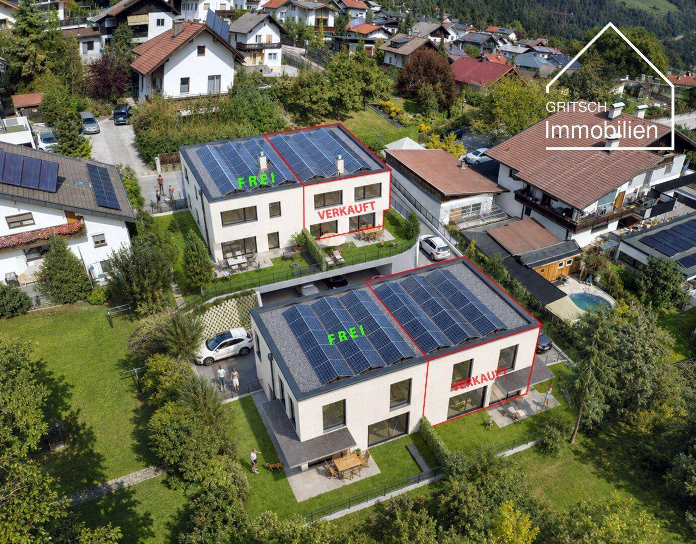 Detaillierte Luftansicht von zwei modernen Wohngebäuden mit Solaranlagen und umliegender Bebauung.