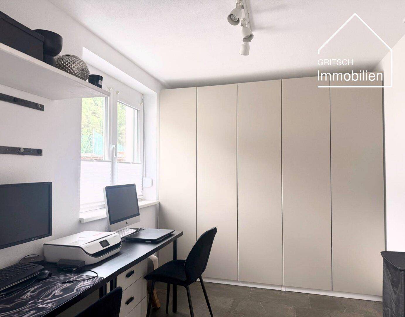 Funktionales Arbeitszimmer mit Einbauschränken, Schreibtisch und Fenster, ideal für Home-Office.
