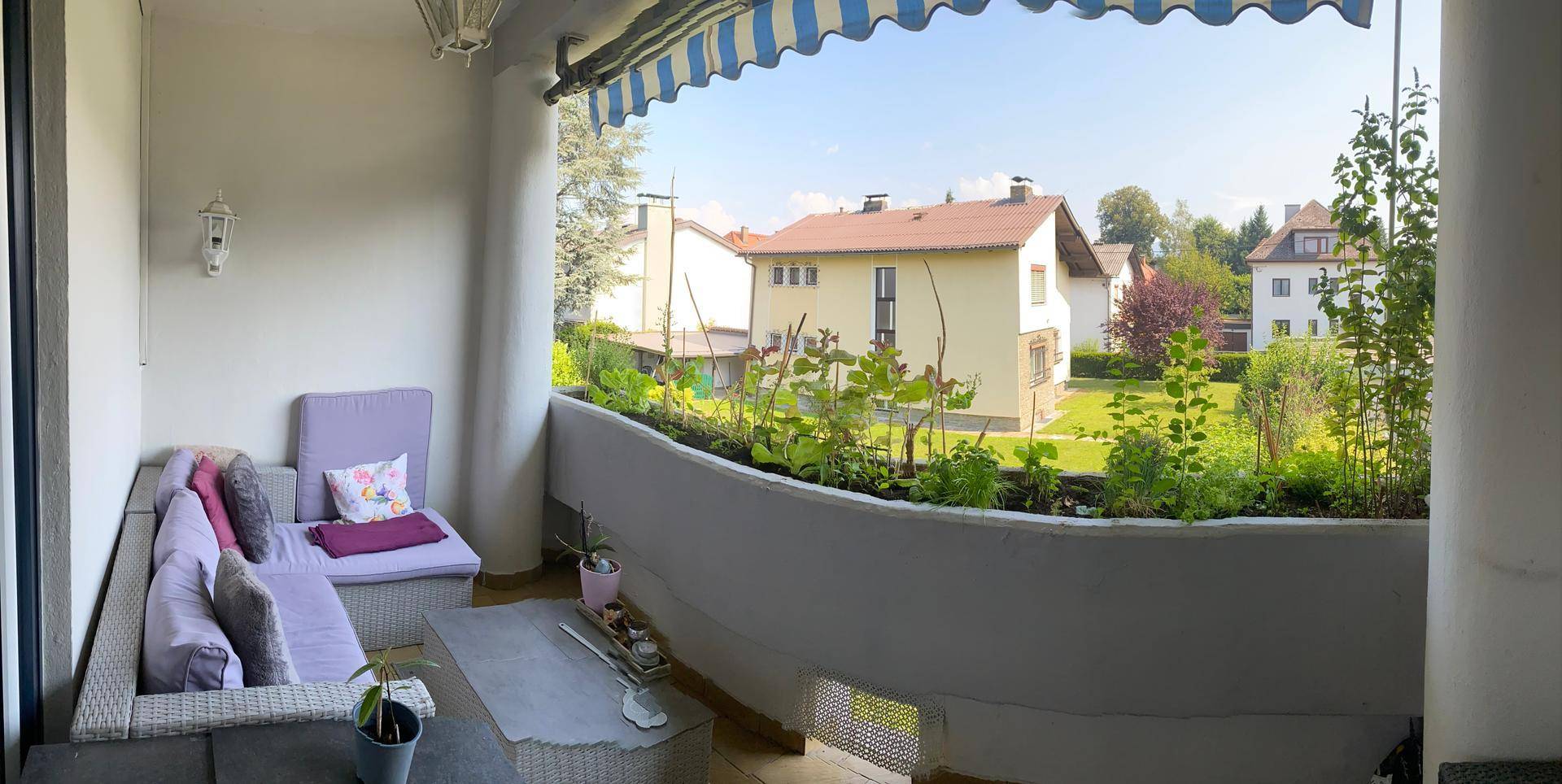 Geräumiger Balkon mit Lounge-Möbeln und weitem Blick auf die Umgebung.