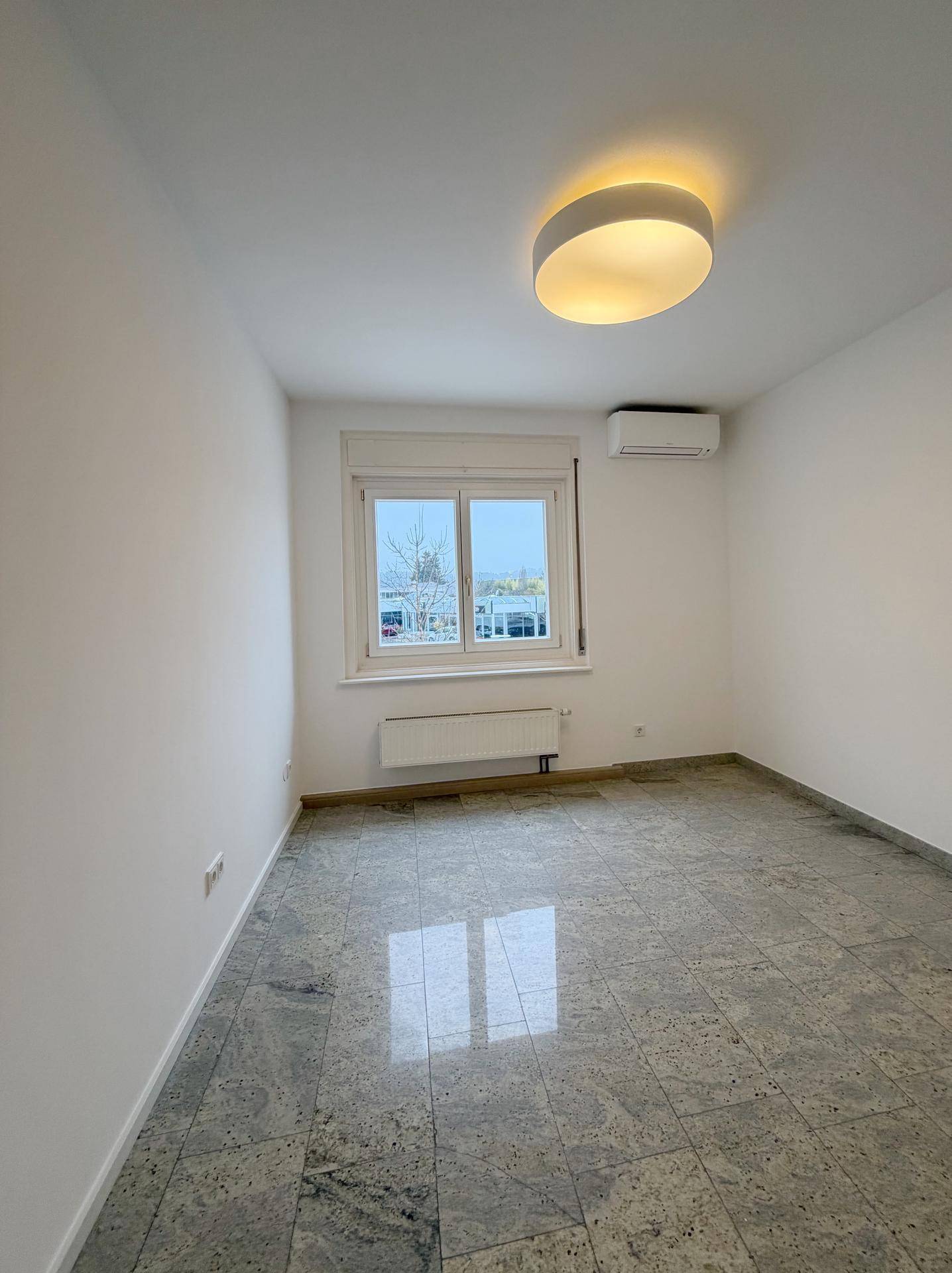 Ruhige Büro- &amp; Praxisräume in zentraler Lage von Gleisdorf – ideal für Therapeut:innen, Physiotherapie, Massage &amp; Remote Worker | Miete inkl. BK, Strom &amp; Internet - Ansicht 2