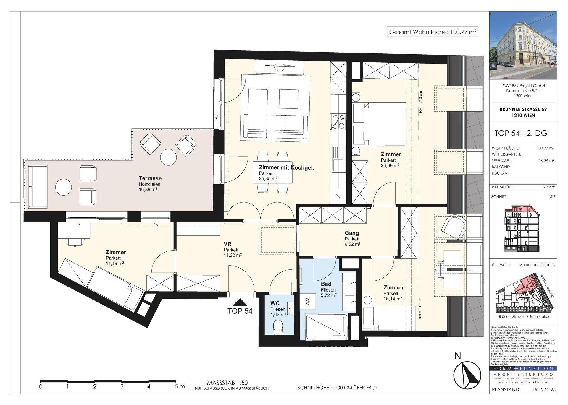 Grundriss der Dachgeschosswohnung TOP 54 mit offener Küche, drei Zimmern, Bad, separatem WC und großer Terrasse.