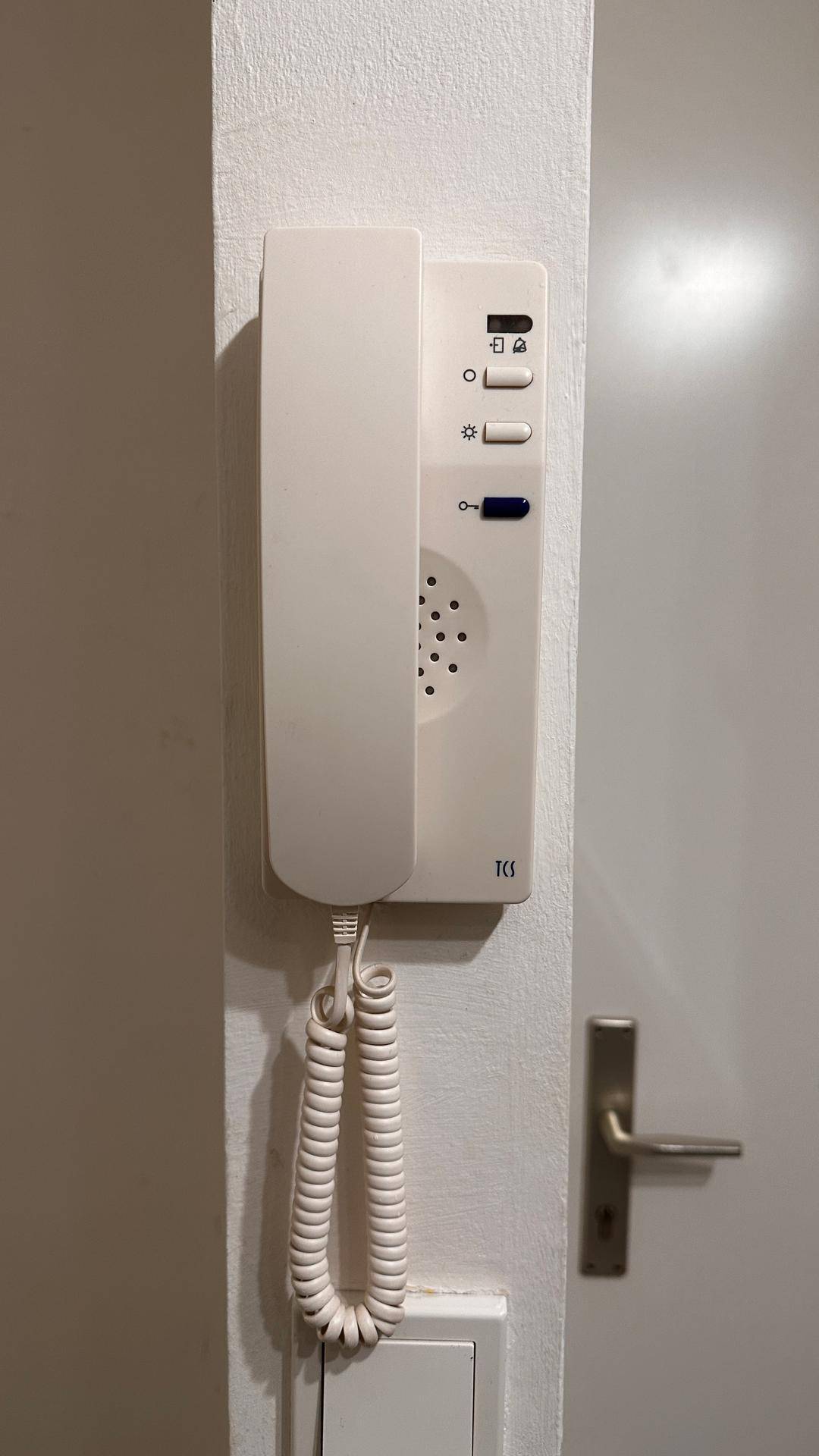 Gegensprechanlage an der Wand neben der Eingangstür für erhöhte Sicherheit.