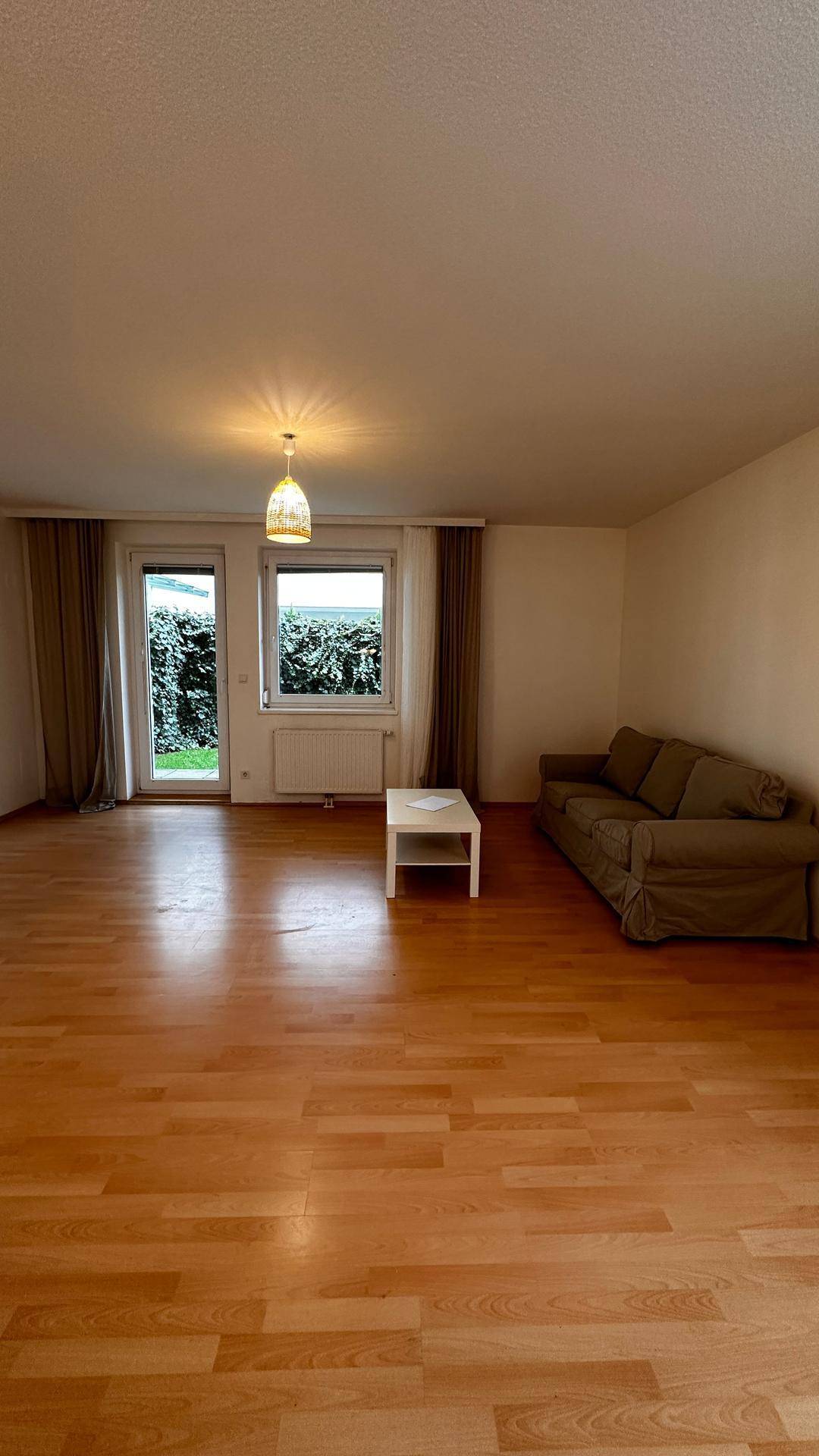 Gemütlicher Wohnbereich mit Sofa, Couchtisch und direktem Zugang zur Terrasse.