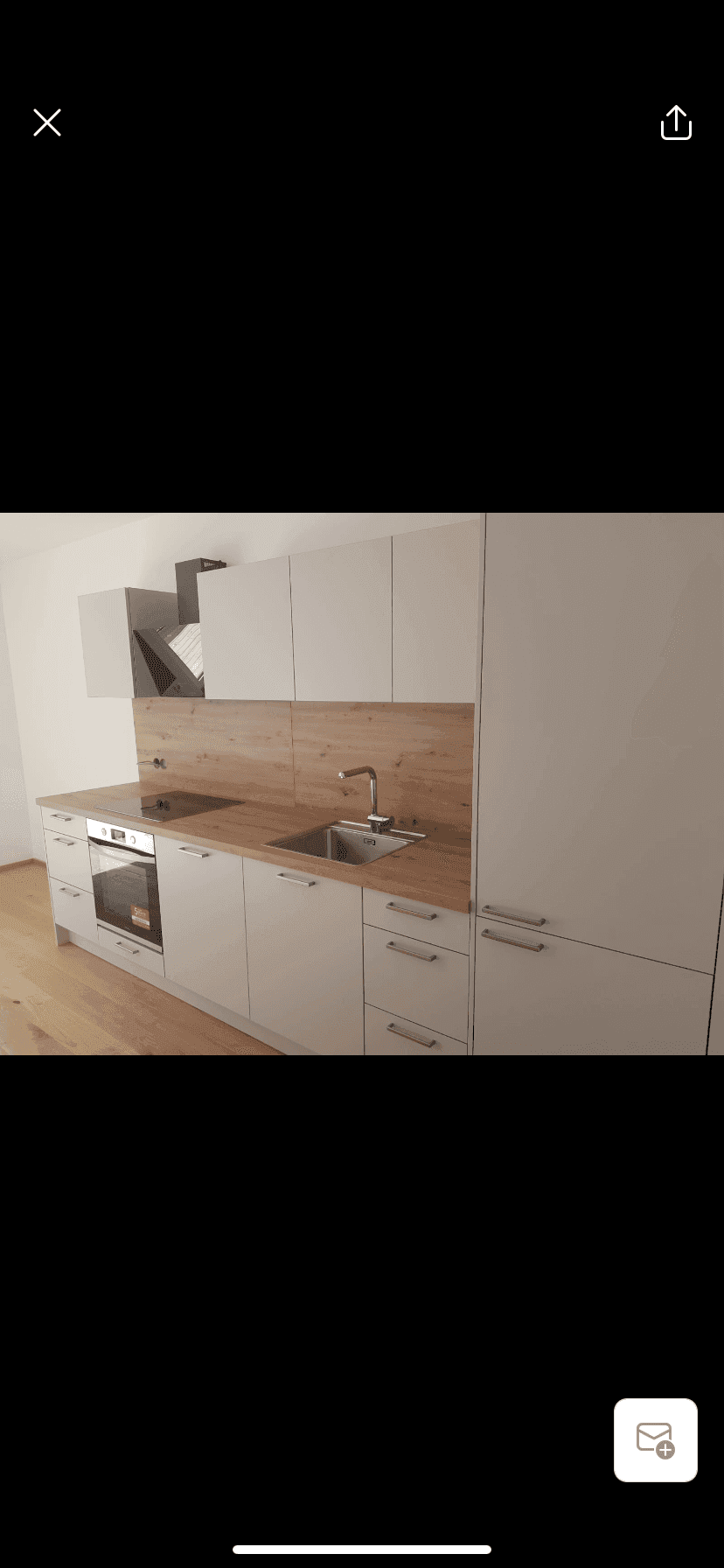 Nahaufnahme einer modernen Einbauküche mit weißen Fronten und Holzdetails.