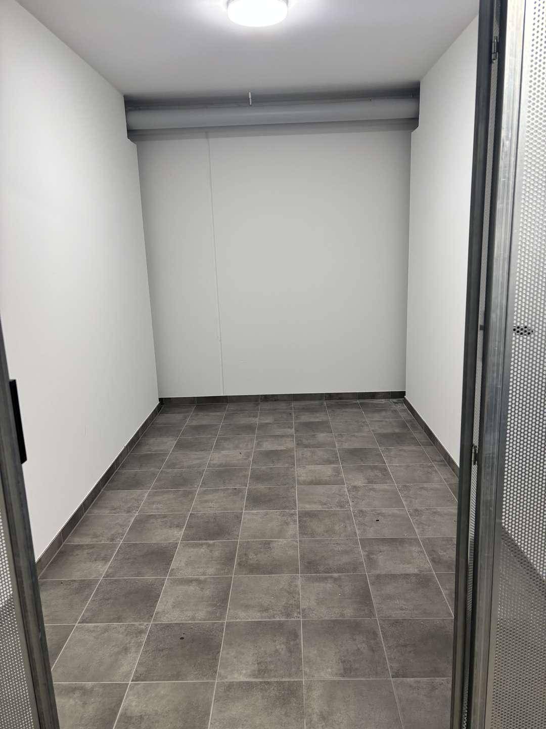 Geräumiger Abstellraum mit Fliesenboden, ideal für zusätzlichen Stauraum.