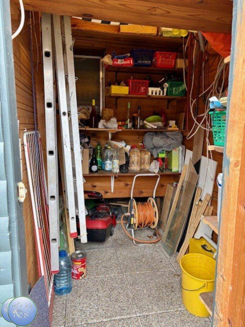 Geräteschuppen mit Werkzeugen, Leitern und verschiedenen Haushaltsgegenständen.