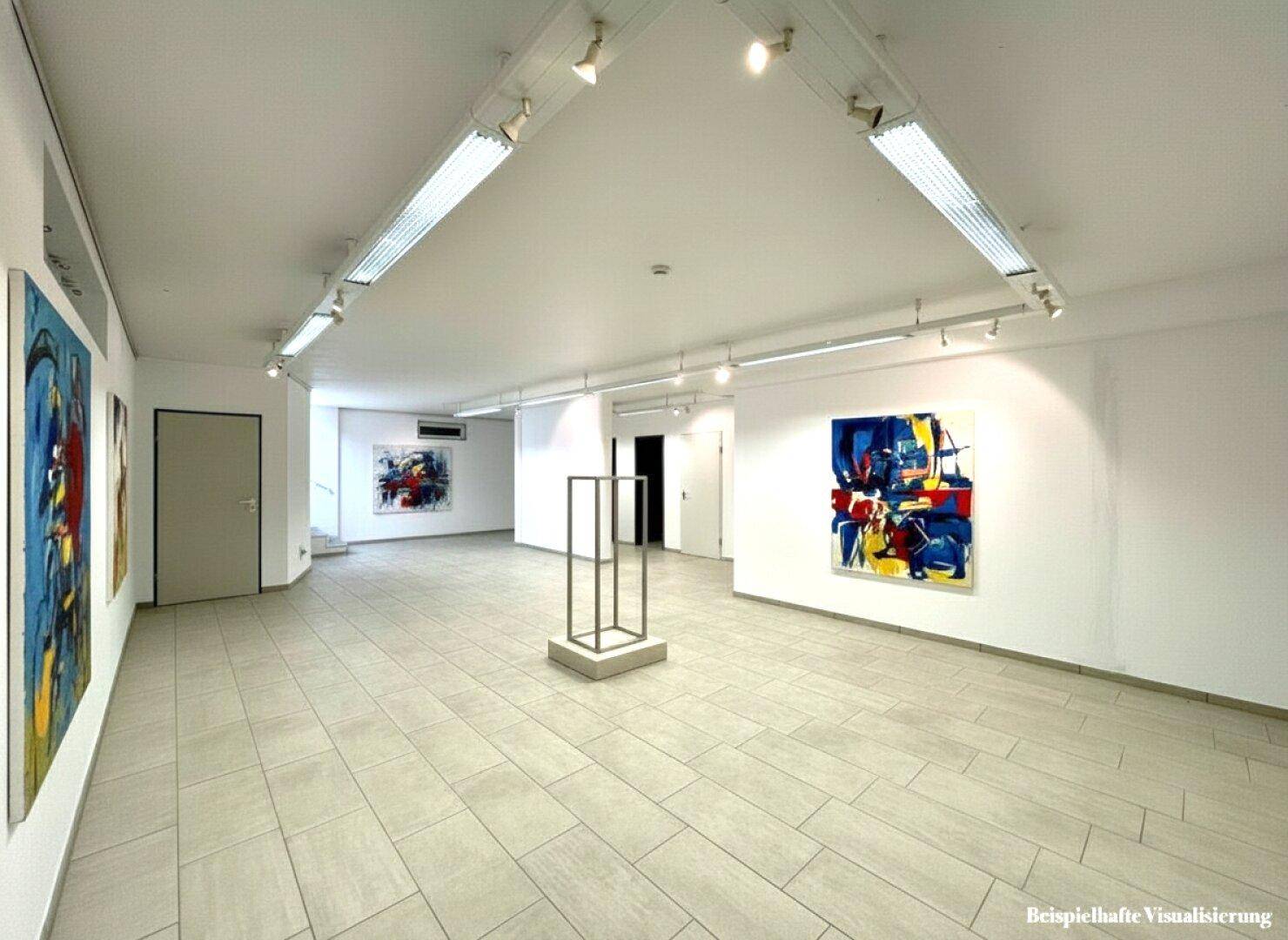 Großer, heller Ausstellungsraum mit modernen Fliesen, Kunstwerken an den Wänden und Schienenbeleuchtung.