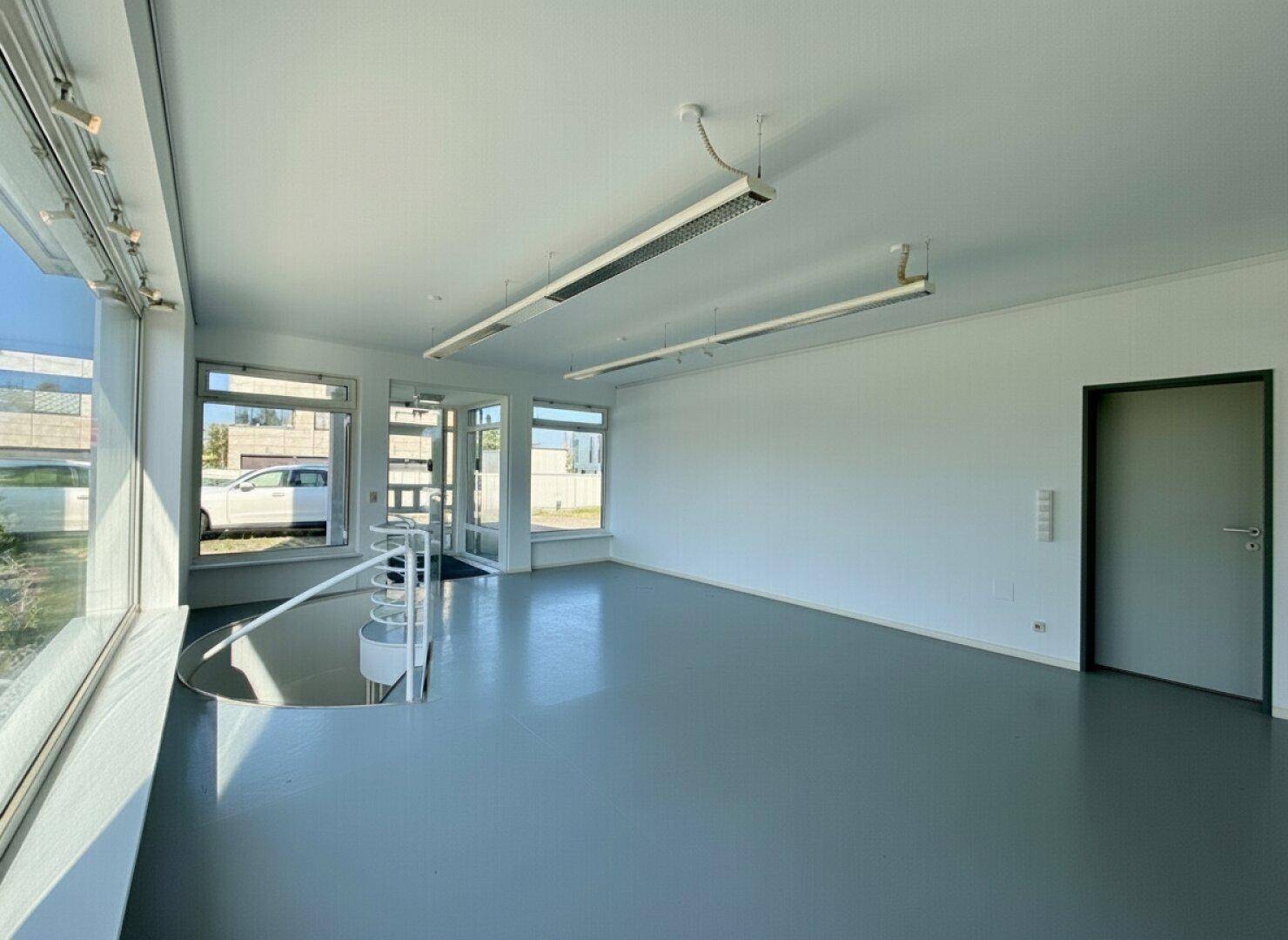 Super Räumlichkeiten mit viel Platz und guter Sichtbarkeit! - Mehr