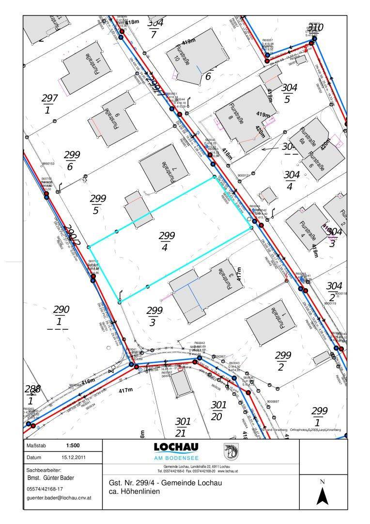 Farbiger Katasterplan mit Grundstücksgrenzen, Versorgungsleitungen und Gebäudestrukturen in Lochau.