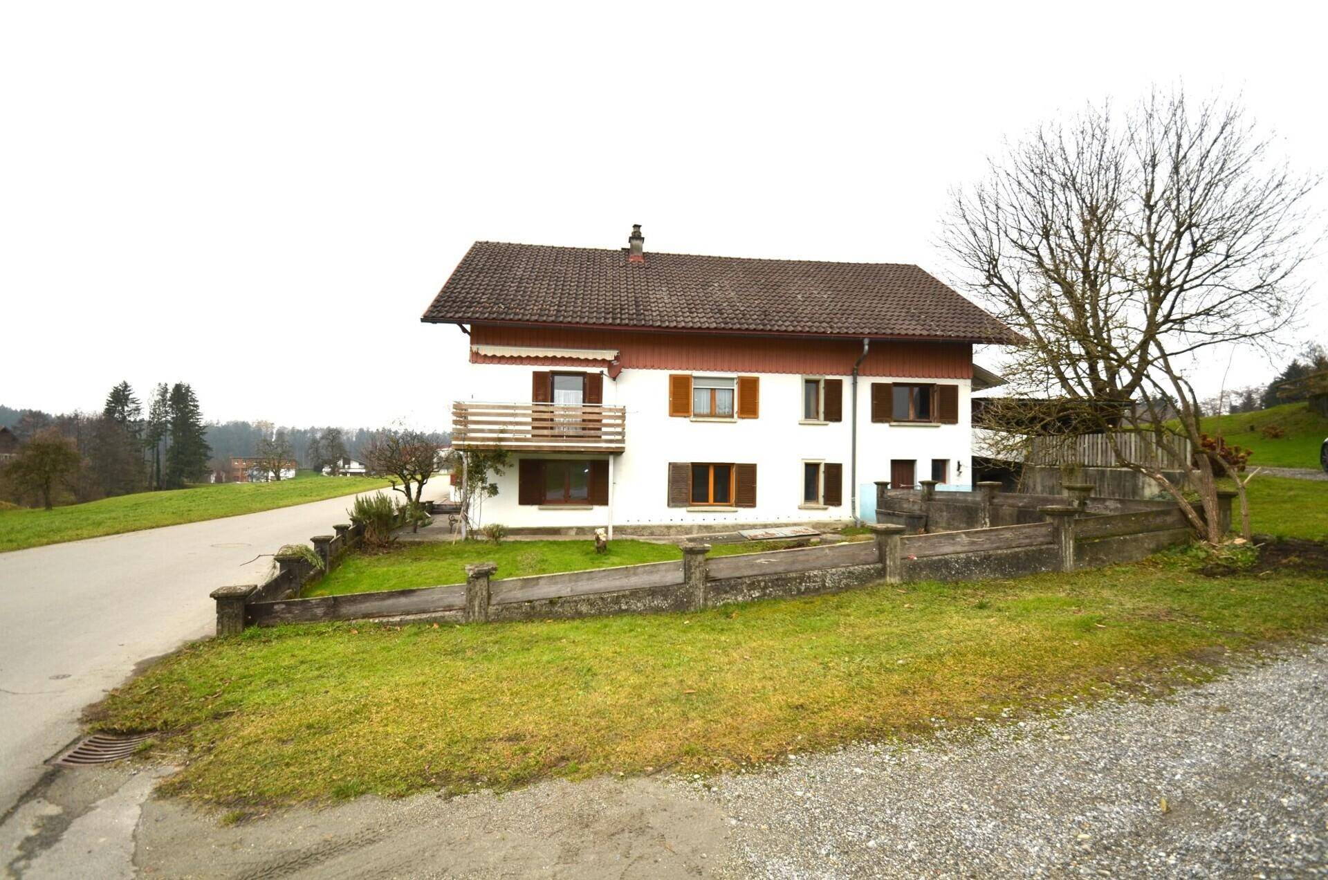 Freistehendes Einfamilienhaus in ländlicher Umgebung mit Blick auf grüne Hügel.