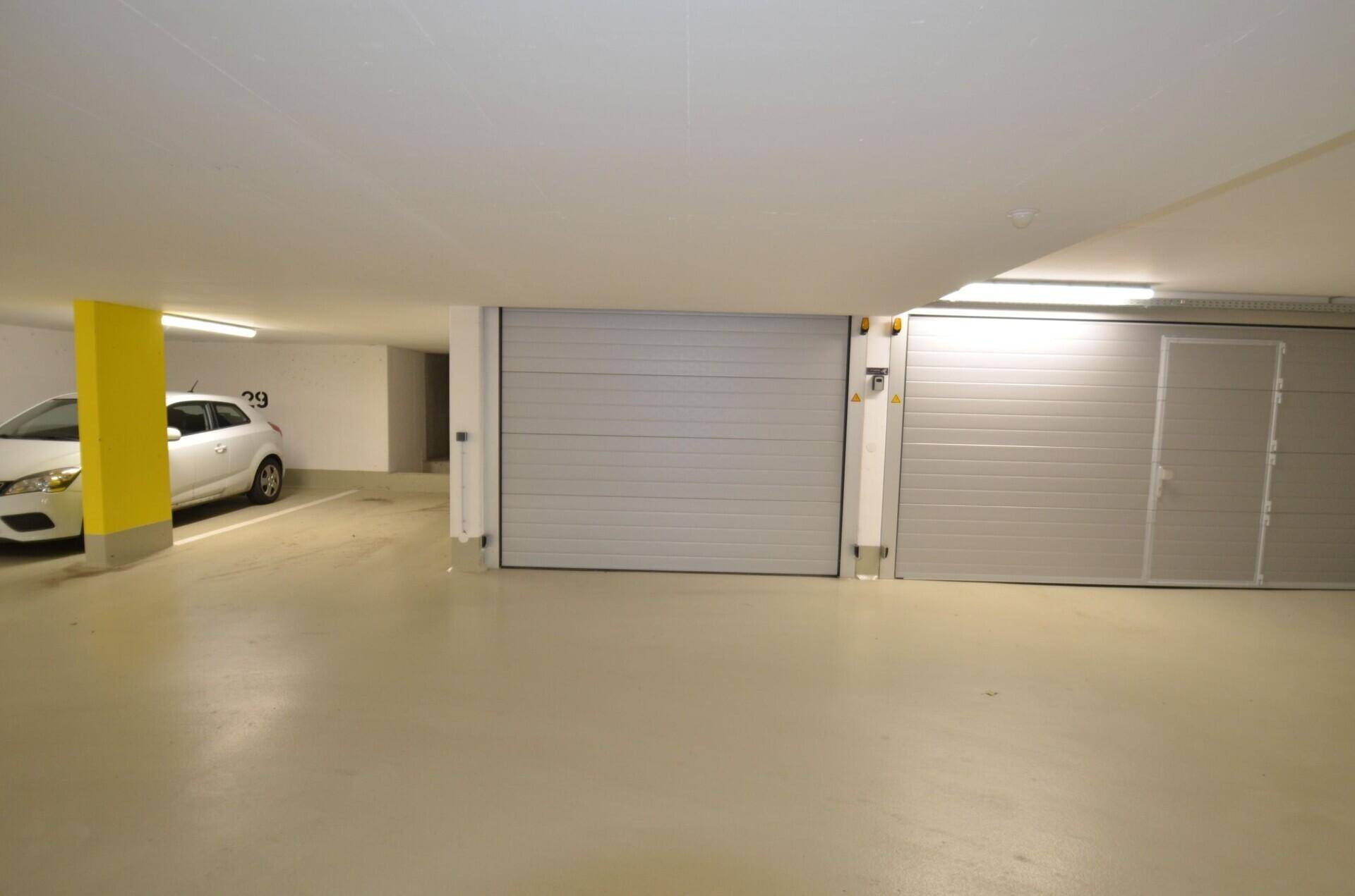 Tiefgarage mit individuellen Garagenboxen und ausreichend Platz für Fahrzeuge.