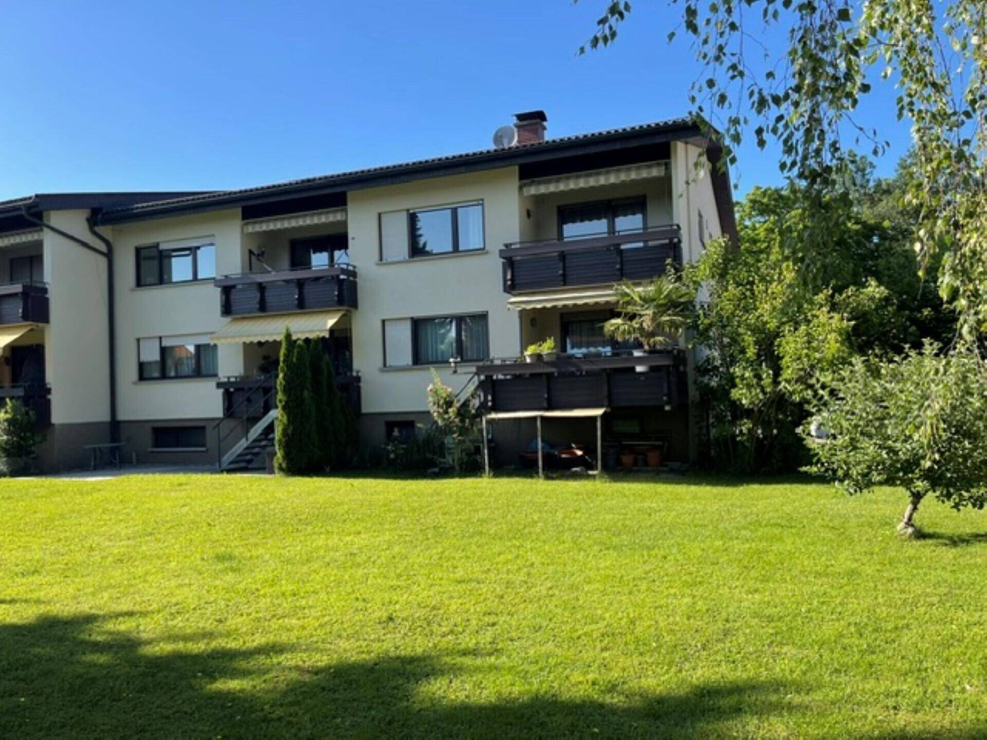 Ansicht des Wohnhauses von der Gartenseite mit weitläufiger Rasenfläche.