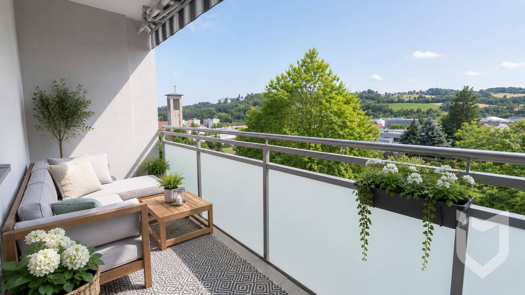 Sonniger Balkon mit bequemen Gartenmöbeln und weitem Blick über die grüne Umgebung.