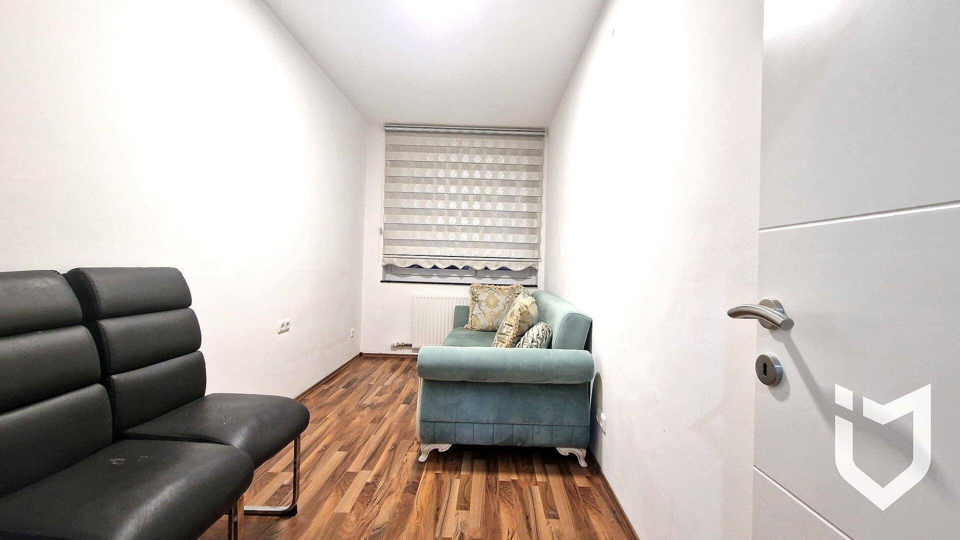 Kleiner Raum mit einem Sofa und Fenster, ideal als Büro oder Gästezimmer nutzbar.