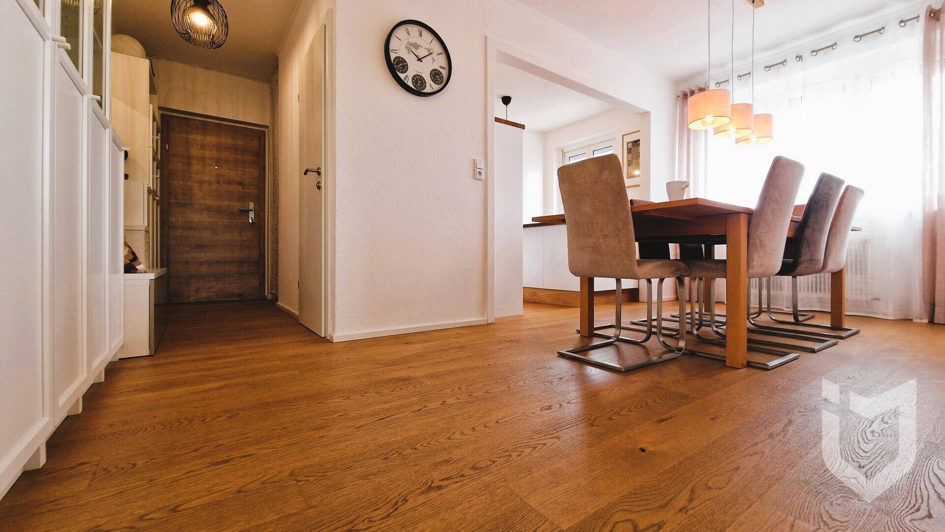 Geräumiger Essbereich mit Holztisch und Stühlen, angrenzend an Flur und Küche.