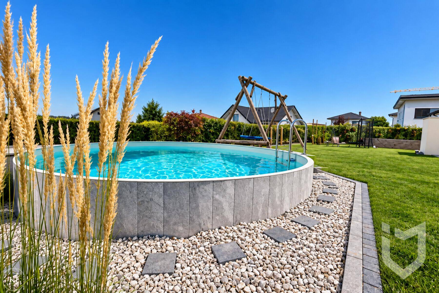 Runder Aufstellpool im Garten, umgeben von Zierkies und Trittplatten.